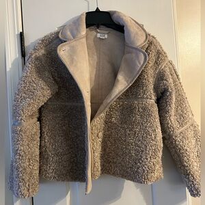 Super cute Women’s beige sherpa jacket
